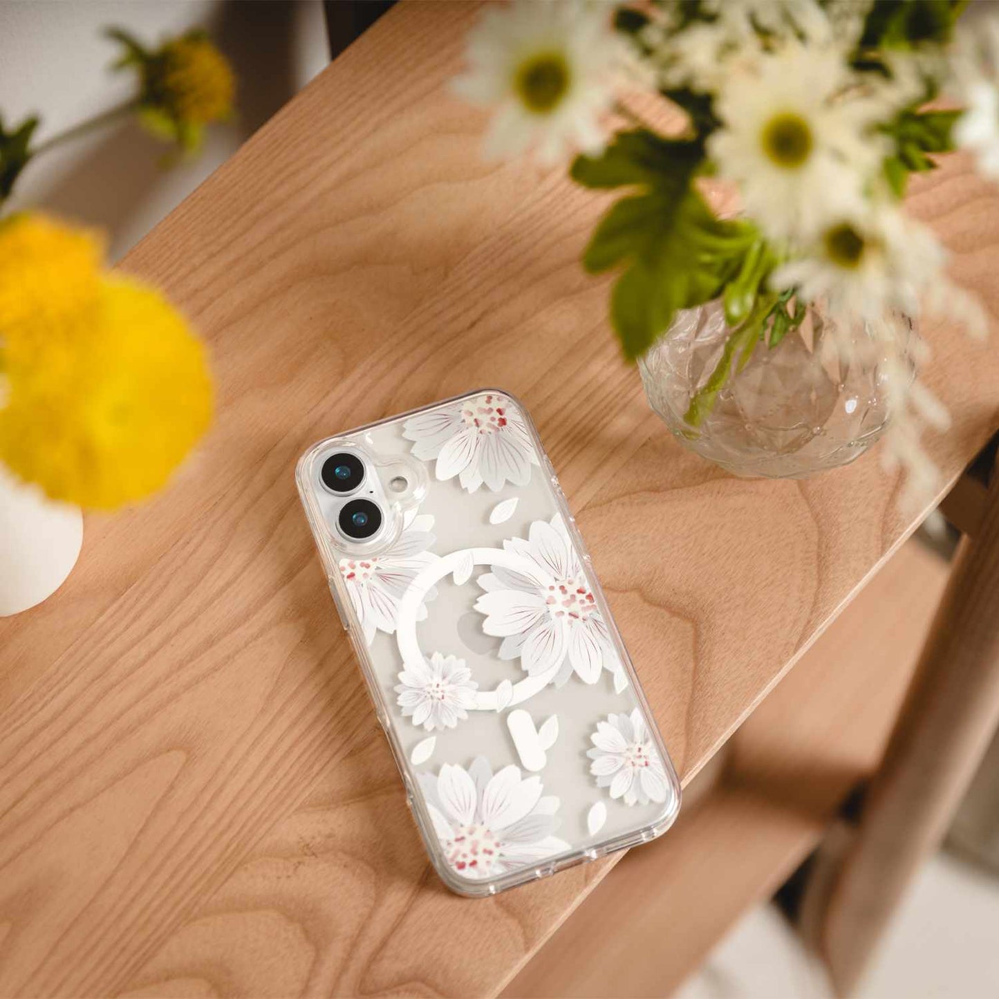 SwitchEasy Style MagSafe Case White Flower for iPhone 16